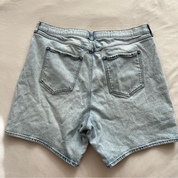 Torrid - 5 Inch Mom Jean Premium Classic Denim Mid-Rise Vintage Short - Picture 9 of 9